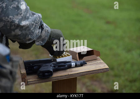 Le Sgt commande. Le major Jesse Withers, sergent-major de commandement de la 149e équipe de l'engagement militaire, recharge un magazine pour son pistolet M9 au cours de qualités le 6 août à Wendell H. Ford Centre de formation régional. Banque D'Images