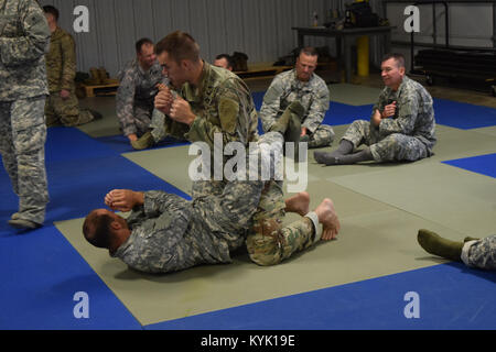 Le s.. Daniel Dornbusch (haut) et le Capitaine Stephen Strack pratiquer un forage combatives 13 Août à Wendell H. Ford Centre de formation régional. Banque D'Images