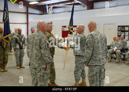 Le colonel Jeff Casada prend charge de la 238e régiment durant une cérémonie de passation de commandement à la Wendell H. Ford Centre de formation régional à Greenville, Ky., 20 août 2016. (U.S. Photo de la Garde nationale 1er lieutenant Michael Reinersman) Banque D'Images