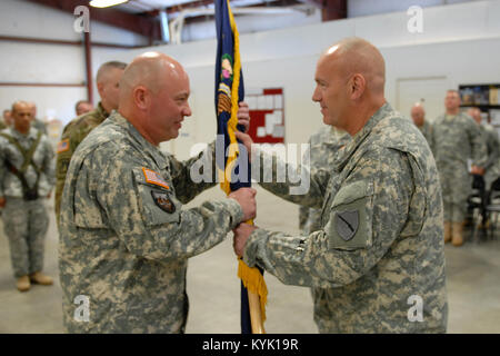 Le colonel Jeff Casada prend charge de la 238e régiment durant une cérémonie de passation de commandement à la Wendell H. Ford Centre de formation régional à Greenville, Ky., 20 août 2016. (U.S. Photo de la Garde nationale 1er lieutenant Michael Reinersman) Banque D'Images