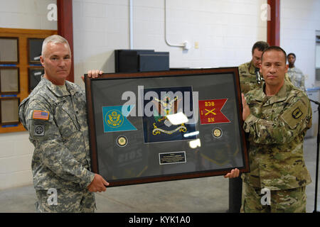 Le colonel Jeff Casada prend charge de la 238e régiment durant une cérémonie de passation de commandement à la Wendell H. Ford Centre de formation régional à Greenville, Ky., 20 août 2016. (U.S. Photo de la Garde nationale 1er lieutenant Michael Reinersman) Banque D'Images