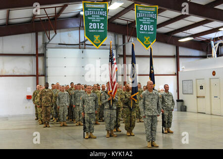 Le colonel Jeff Casada prend charge de la 238e régiment durant une cérémonie de passation de commandement à la Wendell H. Ford Centre de formation régional à Greenville, Ky., 20 août 2016. (U.S. Photo de la Garde nationale 1er lieutenant Michael Reinersman) Banque D'Images