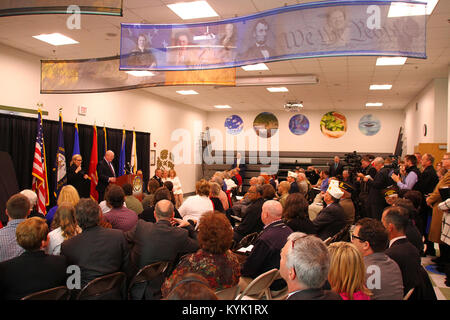 Gov. Matt Bevin est rejoint par des membres de la famille de membres de services américain, Washington garde et les résidents locaux pour une réitération de la Capitol Education Centre de Frankfort, Ky., novembre 21, 2016. (U.S. Photo de la Garde nationale par le sergent. Raymond Scott) Banque D'Images