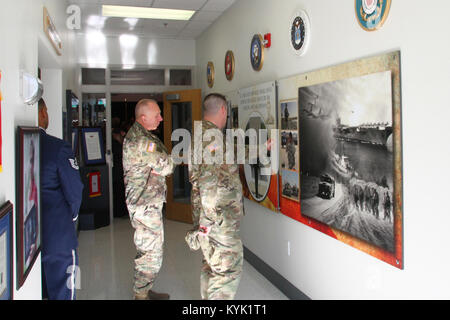 Gardes du Kentucky explorer un nouveau service militaire Photo murale au Capitol Education Centre de Frankfort, Ky., novembre 21, 2016. (U.S. Photo de la Garde nationale par le sergent. Raymond Scott) Banque D'Images