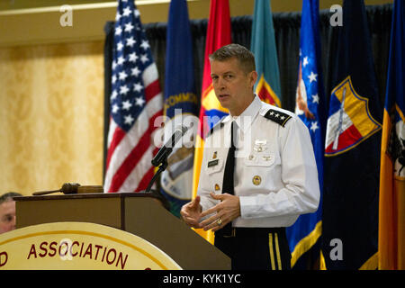 Le lieutenant-général Daniel Hokanson, Vice-chef de la Garde nationale s'adresse aux gardes du Kentucky au cours de l'Association de la Garde nationale du Kentucky conférence annuelle à Louisville, Ky., févr. 11, 2017. (U.S. Photo de la Garde nationale par le sergent. Raymond Scott) Banque D'Images