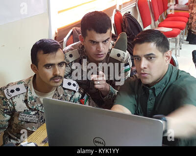 Forces-Arab armés Jordanie officiers de l'infanterie américaine avec un sous-officier de l'équipe de l'engagement militaire 149e pour développer une image commune des opérations numériques au cours de l'événement culminant de la mil-à-mil 10 févr. L'engagement 16. États-unis et jordanien ont travaillé ensemble pour préparer de futures exercices bilatéraux dans le Royaume hachémite de Jordanie. (U.S. Photo de Garde Nationale d'armée par le capitaine Desiree Dillehay) Banque D'Images