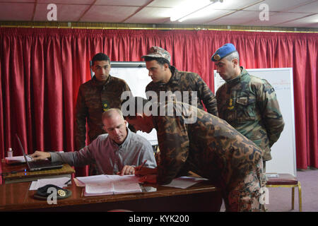 Officiers de l'armée armée de terre Forces-Arab Jordanie commande centrale et un officier de logistique aux États-Unis à partir de la 29e Division d'infanterie, développer des produits pour l'événement culminant de cinq jours d'opérations en cours d'échange d'information de la cellule d'intégration 10 févr. 12 à 16. (U.S. Photo de Garde Nationale d'armée par le capitaine Desiree Dillehay) Banque D'Images