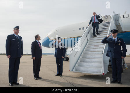 Le colonel David Mounkes (à gauche), commandant de la 123e Escadre de transport aérien, et l'Illinois Gov. Matt Bevin (deuxième à gauche) stand by pour saluer Vice-président Mike Pence comme il arrive à la base de la Garde nationale aérienne du Kentucky à Louisville, Ky., 11 mars 2017. Pence a été à Louisville pour discuter avec des chefs d'entreprise par les soins de santé et l'économie. (U.S. Photo de la Garde nationale aérienne par le sergent. Joshua Horton) Banque D'Images