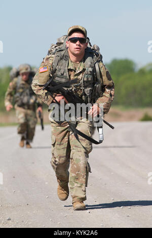 La FPC. Kyle Smith avec la Garde nationale de Caroline du Nord pendant le ruck jogge mars à la Garde nationale La Région III Concours Meilleur Guerrier au Wendell H. Ford Centre de formation régional à Greenville, Ky., 25 avril 2017. (U.S. Photo de la Garde nationale par le sergent. Raymond Scott) Banque D'Images