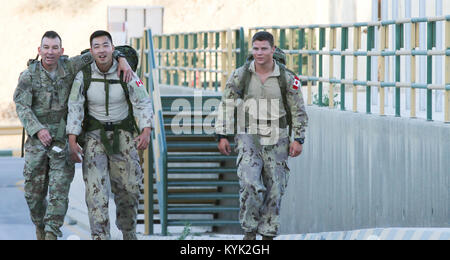 Un soldat affecté à la Garde nationale du Kentucky 149e de l'engagement militaire de l'équipe participe à l'évaluation de l'aptitude des Forces armées allemandes pour tenter de se qualifier pour les Forces armées allemandes Badge de compétence 29 mai 2017, en Jordanie. Les soldats de la 149e rencontre ont été parmi les plus de 50 l'armée américaine, US Air Force et les troupes canadiennes qui ont gagné le GAFPB 30 mai 2017, à la suite de l'épuisant, l'événement de trois jours. Les événements inclus 100 mètres nager événement, une épreuve de sprint, un bras fléchis, accrocher un 1000 mètres, exécuter un test d'adresse au tir et un ruck mars, ainsi que des attestations obligatoires en premiers soins Banque D'Images