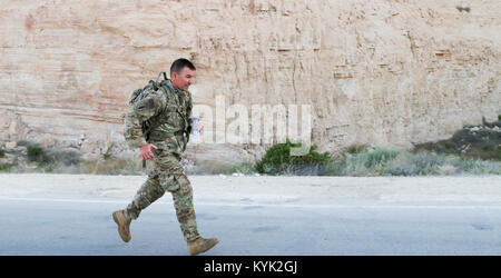 Un soldat affecté à la Garde nationale du Kentucky 149e de l'engagement militaire de l'équipe participe à l'évaluation de l'aptitude des Forces armées allemandes pour tenter de se qualifier pour les Forces armées allemandes Badge de compétence 29 mai 2017, en Jordanie. Les soldats de la 149e rencontre ont été parmi les plus de 50 l'armée américaine, US Air Force et les troupes canadiennes qui ont gagné le GAFPB 30 mai 2017, à la suite de l'épuisant, l'événement de trois jours. Les événements inclus 100 mètres nager événement, une épreuve de sprint, un bras fléchis, accrocher un 1000 mètres, exécuter un test d'adresse au tir et un ruck mars, ainsi que des attestations obligatoires en premiers soins Banque D'Images