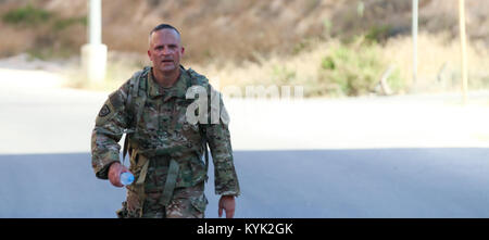 Un soldat affecté à la Garde nationale du Kentucky 149e de l'engagement militaire de l'équipe participe à l'évaluation de l'aptitude des Forces armées allemandes pour tenter de se qualifier pour les Forces armées allemandes Badge de compétence 29 mai 2017, en Jordanie. Les soldats de la 149e rencontre ont été parmi les plus de 50 l'armée américaine, US Air Force et les troupes canadiennes qui ont gagné le GAFPB 30 mai 2017, à la suite de l'épuisant, l'événement de trois jours. Les événements inclus 100 mètres nager événement, une épreuve de sprint, un bras fléchis, accrocher un 1000 mètres, exécuter un test d'adresse au tir et un ruck mars, ainsi que des attestations obligatoires en premiers soins Banque D'Images