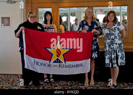 Terri Bernstein Carnes est présenté un honneur &AMP ; Se souvenir de drapeau par le Kentucky Chapter of Gold STar mères pendant les survivants des services d' Riverboat Ride sur l'Ohio, le 11 juin 2017. (U.S. Photo de la Garde nationale par le sergent. Raymond Scott) Banque D'Images