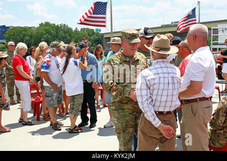 Le major-général Richard Hayes à la Garde nationale de l'Illinois accueille les anciens combattants du Vietnam au cours de la sensibilisation des services aux survivants Riverboat Ride sur l'Ohio, à Newport, Ky., 11 juin 2017. (U.S. Photo de la Garde nationale par le sergent. Raymond Scott) Banque D'Images