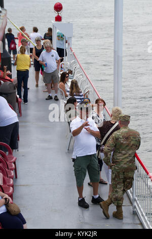 Gold Star familles apprécieront le quatrième survivants des services d' Riverboat Ride sur l'Ohio, le 11 juin 2017. (U.S. Photo de la Garde nationale par le sergent. Raymond Scott) Banque D'Images