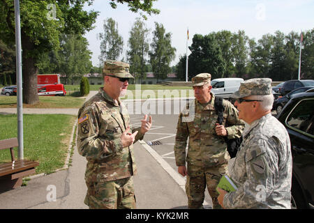 Le brig. Le général Ben Adams et de l'État Cmd Sgt. Le Major Dave Munden visiter les troupes de la Compagnie de Police Militaire 1103Rd mène actuellement une formation annuelle à Stuttgart, Allemagne Le 22 juin. (U.S. La Garde nationale de l'armée photo par le Major Stephen Martin) Banque D'Images