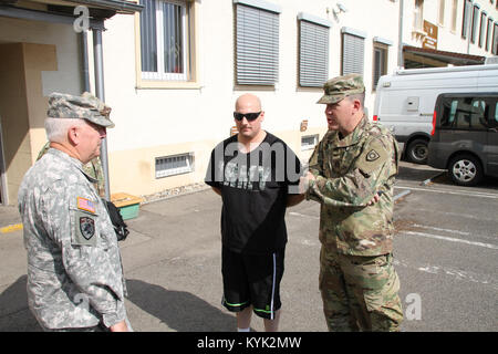 Le brig. Le général Ben Adams et de l'État Cmd Sgt. Le Major Dave Munden visiter les troupes de la Compagnie de Police Militaire 1103Rd mène actuellement une formation annuelle à Stuttgart, Allemagne Le 22 juin. (U.S. La Garde nationale de l'armée photo par le Major Stephen Martin) Banque D'Images