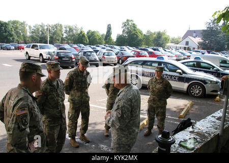 Le brig. Le général Ben Adams et de l'État Cmd Sgt. Le Major Dave Munden visiter les troupes de la Compagnie de Police Militaire 1103Rd mène actuellement une formation annuelle à Stuttgart, Allemagne Le 22 juin. (U.S. La Garde nationale de l'armée photo par le Major Stephen Martin) Banque D'Images