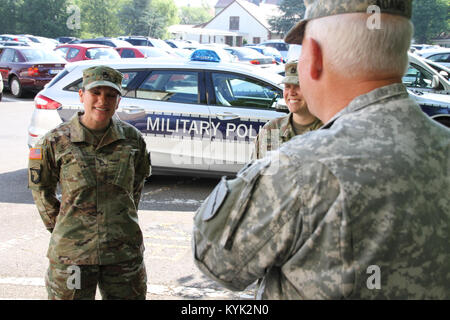 Le brig. Le général Ben Adams et de l'État Cmd Sgt. Le Major Dave Munden visiter les troupes de la Compagnie de Police Militaire 1103Rd mène actuellement une formation annuelle à Stuttgart, Allemagne Le 22 juin. (U.S. La Garde nationale de l'armée photo par le Major Stephen Martin) Banque D'Images