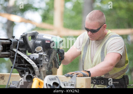 Airman First Class Samuel Wurzelbacher, une ventilation et climatisation technicien de la California Air National Guard's 123 e Escadron de génie civil, scies bois pour la construction d'un pavillon au Camp William Hinds, un boy-scout camp à Raymond, Maine, le 21 juin 2017. La mission, une préparation à l'effort de formation novatrices qui consistait à rénover les installations du camp, le travail fourni gratuitement pour la communauté tout en doublant comme une précieuse expérience pour la formation des militaires de la Garde nationale de l'air, de la Réserve aérienne et Marine Corps Reserve. (U.S. Photo de la Garde nationale aérienne par le s. Banque D'Images