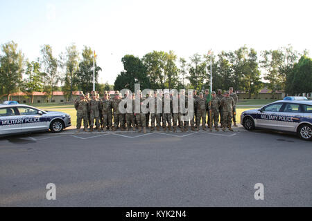 Le brig. Le général Ben Adams et de l'État Cmd Sgt. Le Major Dave Munden visiter les troupes de la Compagnie de Police Militaire 1103Rd mène actuellement une formation annuelle à Stuttgart, Allemagne Le 22 juin. (U.S. La Garde nationale de l'armée photo par le Major Stephen Martin) Banque D'Images