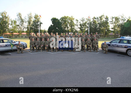 Le brig. Le général Ben Adams et de l'État Cmd Sgt. Le Major Dave Munden visiter les troupes de la Compagnie de Police Militaire 1103Rd mène actuellement une formation annuelle à Stuttgart, Allemagne Le 22 juin. (U.S. La Garde nationale de l'armée photo par le Major Stephen Martin) Banque D'Images