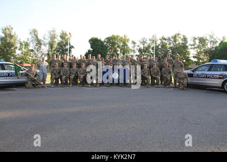 Le brig. Le général Ben Adams et de l'État Cmd Sgt. Le Major Dave Munden visiter les troupes de la Compagnie de Police Militaire 1103Rd mène actuellement une formation annuelle à Stuttgart, Allemagne Le 22 juin. (U.S. La Garde nationale de l'armée photo par le Major Stephen Martin) Banque D'Images