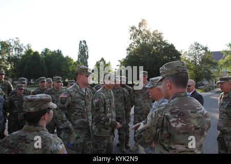 Le brig. Le général Ben Adams et de l'État Cmd Sgt. Le Major Dave Munden visiter les troupes de la Compagnie de Police Militaire 1103Rd mène actuellement une formation annuelle à Stuttgart, Allemagne Le 22 juin. (U.S. La Garde nationale de l'armée photo par le Major Stephen Martin) Banque D'Images