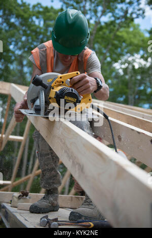 Le s.. Chris Hofmann, un ingénieur de structure pour le Kentucky Air National Guard's 123e Escadron de génie civil, aide à la construction d'un pavillon au Camp William Hinds, un boy-scout camp à Raymond, Maine, le 22 juin 2017. La mission, une préparation à l'effort de formation novatrices qui consistait à rénover les installations du camp, le travail fourni gratuitement pour la communauté tout en doublant comme une précieuse expérience pour la formation des militaires de la Garde nationale de l'air, de la Réserve aérienne et Marine Corps Reserve. (U.S. Photo de la Garde nationale aérienne par le sergent. Joshua Horton) Banque D'Images