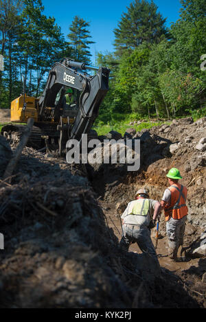 Aviateurs du Kentucky Air National Guard's 123e Escadron de génie civil l'utilisation d'une excavatrice pour créer un étang d'extinction des incendies au Camp William Hinds, un boy-scout camp à Raymond, Maine, le 26 juin 2017. La mission, une préparation à l'effort de formation novatrices qui consistait à rénover les installations du camp, le travail fourni gratuitement pour la communauté tout en doublant comme une précieuse expérience pour la formation des militaires de la Garde nationale de l'air, de la Réserve aérienne et Marine Corps Reserve. (U.S. Photo de la Garde nationale aérienne par le sergent. Joshua Horton) Banque D'Images