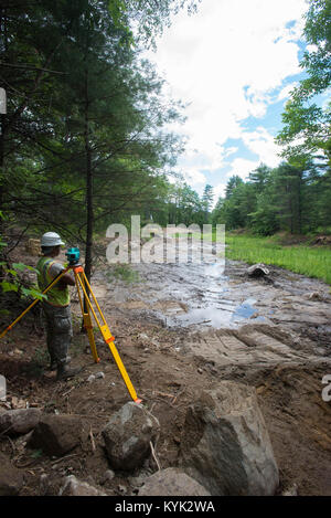 Sur 30 de l'Ohio aviateurs Air National Guard's 123e Escadron de génie civile arrivent au camp William Hinds, un boy-scout camp à Raymond, Maine, pour un voyage de deux semaines de formation sur le terrain le 18 juin de l'exercice 2017. La mission, une préparation à l'effort de formation novatrices qui consistait à rénover les installations du camp, le travail fourni gratuitement pour la communauté tout en doublant comme une précieuse expérience pour la formation des militaires de la Garde nationale de l'air, de la Réserve aérienne et Marine Corps Reserve. (U.S. Photo de la Garde nationale aérienne par le sergent. Joshua Horton) Banque D'Images