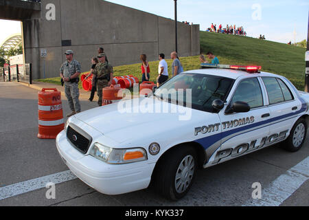 Les soldats de la 940e compagnie MP travailler avec application du droit civil pour assurer la sécurité, contrôle d'accès et de contrôle de la circulation à Riverfest à Newport, Ky., 3 septembre 2017. (U.S. La Garde nationale de l'armée photo par le Sgt. Taylor Tribble) Banque D'Images