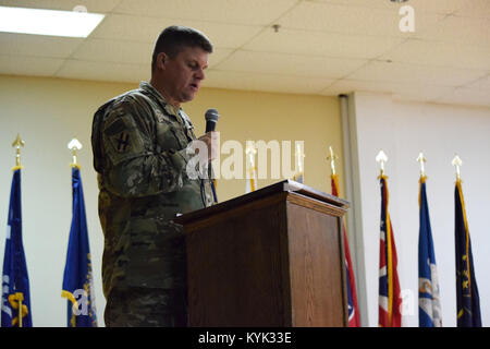 Le Colonel Kevin Hamm, commandant de l'équipe d'engagement militaire 648e, donne ses remarques au cours de la cérémonie de transfert d'autorité le 6 septembre 2017, au Camp Arifjan, au Koweït. Le 648e de la Garde nationale de Géorgie est rencontré en supposant que l'armée américaine de la mission centrale de la Garde nationale du Kentucky 149e s'est réuni. Banque D'Images