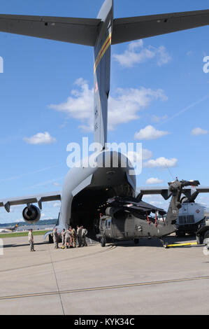 Des soldats de la Garde nationale du Kentucky 63e Brigade d'aviation du Théâtre de l'UH-60 Blackhawk dans la coque d'un C17 Globemaster III appartenant à la 204e Escadron de transport aérien, New York Garde nationale, qui sera d'aider les efforts de secours et de sauvetage dans les Caraïbes après le passage de l'Irma la dévastation. (U.S. Photo de la Garde nationale par le sergent. Benjamin Crane) Banque D'Images