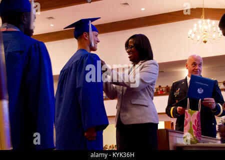 Le défi de bluegrass 96 diplômés de l'Académie de cadets de la classe 36, dont 12 avec leur diplôme d'études secondaires au cours d'une cérémonie à Fort Knox, Ky., 23 septembre 2017. (U.S. Photo de la Garde nationale par le sergent. Raymond Scott) Banque D'Images