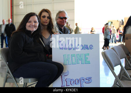 Les membres de la 207e Compagnie de Construction Ingénieur horizontale retour à l'aéroport Blue Grass de Lexington, KY., 9 novembre 2017. Les soldats faisaient route vers le Moyen-Orient, où ils ont réalisé plus de 100 ordres de travail et 38 projets de construction dans le cadre de l'opération et de fonctionnement inhérents résoudre la liberté tout au long de sentinelle six pays d'Asie centrale. (Photo de la Garde nationale du Kentucky par Stacy Floden) Banque D'Images