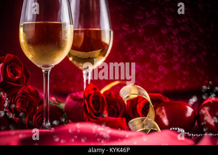 Concept de mariage ou de saint Valentin. Tasses de vin de roses rouges et romantique pour deux en rouge. Carte de voeux pour anniversaire ou jubilé. Banque D'Images