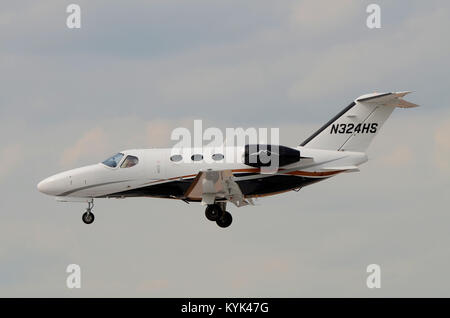 510 Cessna Citation Mustang N324HS Haute Sierra edition en approche de la terre. Executive Jet plane landing Banque D'Images