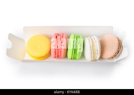 Macarons colorés mis en boîte en carton. Isolé sur blanc, chemin de détourage inclus Banque D'Images