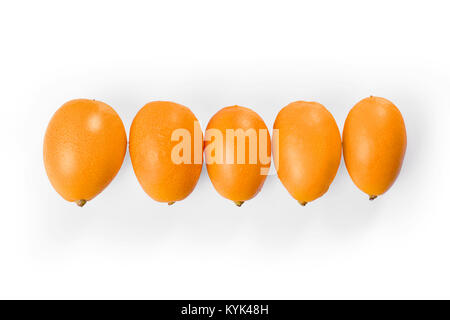 Les petits agrumes kumquat orange de la ligne. Isolé sur blanc, chemin de détourage inclus Banque D'Images