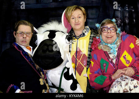 L-R : Reece Shearsmith comme Edward, Mark Chinnery comme le vétérinaire, Steve Pemberton comme Tattsyrup Tubbs dans la production sur scène de la Ligue des Gentlemen sont derrière vous - photocall à répétition générale de Twickenham, London UK - 11 Oct 2005. Crédit photo : George Chin/IconicPix Banque D'Images