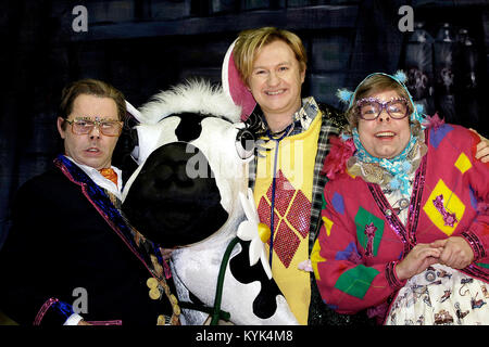 L-R : Reece Shearsmith comme Edward, Mark Chinnery comme le vétérinaire, Steve Pemberton comme Tattsyrup Tubbs dans la production sur scène de la Ligue des Gentlemen sont derrière vous - photocall à répétition générale de Twickenham, London UK - 11 Oct 2005. Crédit photo : George Chin/IconicPix Banque D'Images