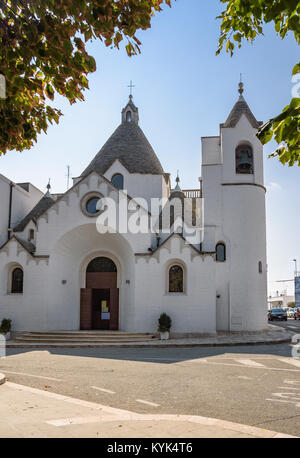 Église de la paroisse de Sant'Antonio à Alberobello, dans les Pouilles, Italie Banque D'Images