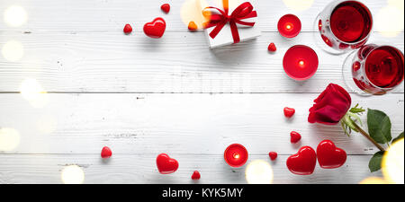 Valentine avec du vin rouge,rose,cadeaux et chocolats. Banque D'Images