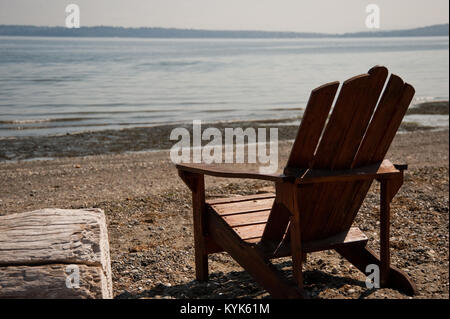 Chaise Adirondack sur Bainbridge Island Beach Banque D'Images