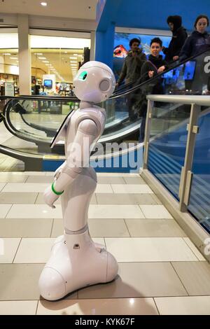 Les gens cherchent curieusement le poivre le robot, au Mall of America à Bloomington, Minnesota, USA Banque D'Images
