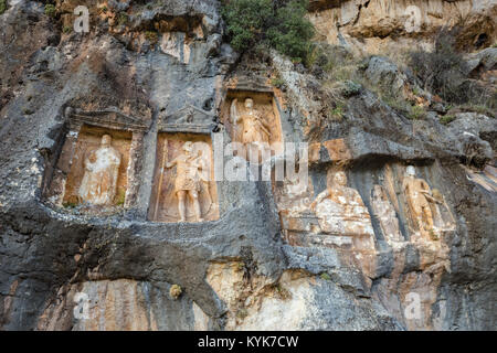 Vue sur la façade extérieure de l'Adamkayalar,signifie littéralement les roches qui se trouve sur le dessus de montagnes Taurus à Silifke Mersin,Turquie,. Banque D'Images