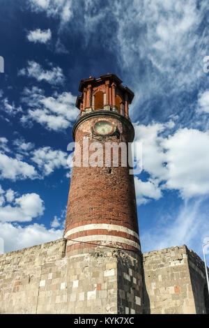 Vue extérieure du bac Minaret ou tour de l'horloge, le château d'Erzurum, Erzurum, Turquie.18 Mai 2017 Banque D'Images