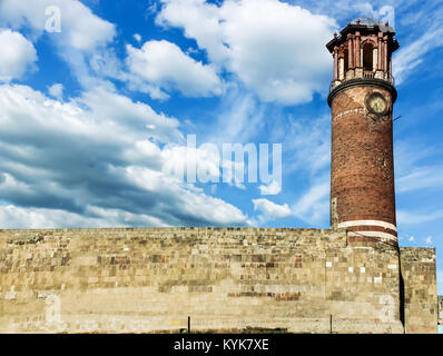 Vue extérieure du bac Minaret ou tour de l'horloge, le château d'Erzurum, Erzurum, Turquie.18 Mai 2017 Banque D'Images