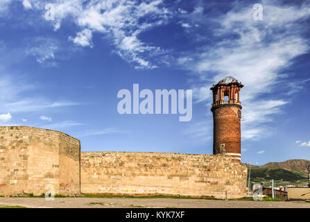 Vue extérieure du bac Minaret ou tour de l'horloge, le château d'Erzurum, Erzurum, Turquie.18 Mai 2017 Banque D'Images